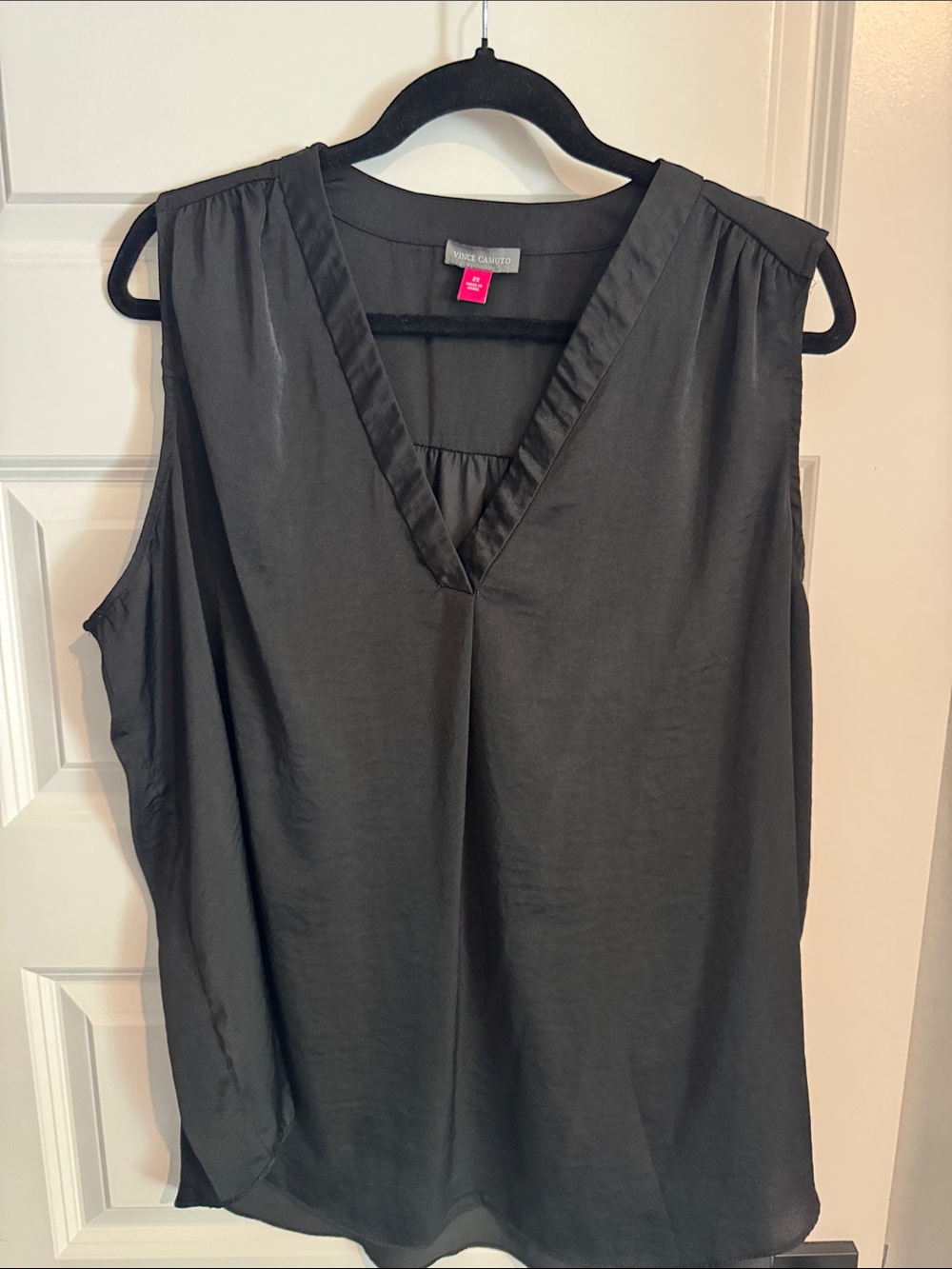 Vince Camuto Black V-Neck Sleeveless Top